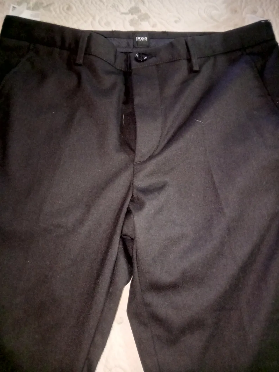 Pantalón sastrero negro de hombre, de la marca Boss. Ideal para un look formal y elegante.,42cm de cintura  