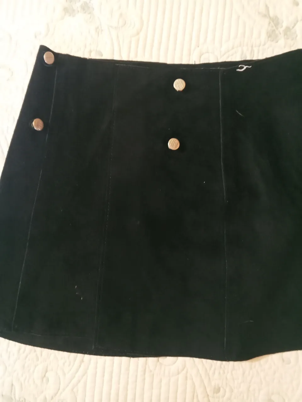 Minifalda negra de terciopelo con botones dorados. Talle L. Ideal para salidas y eventos.