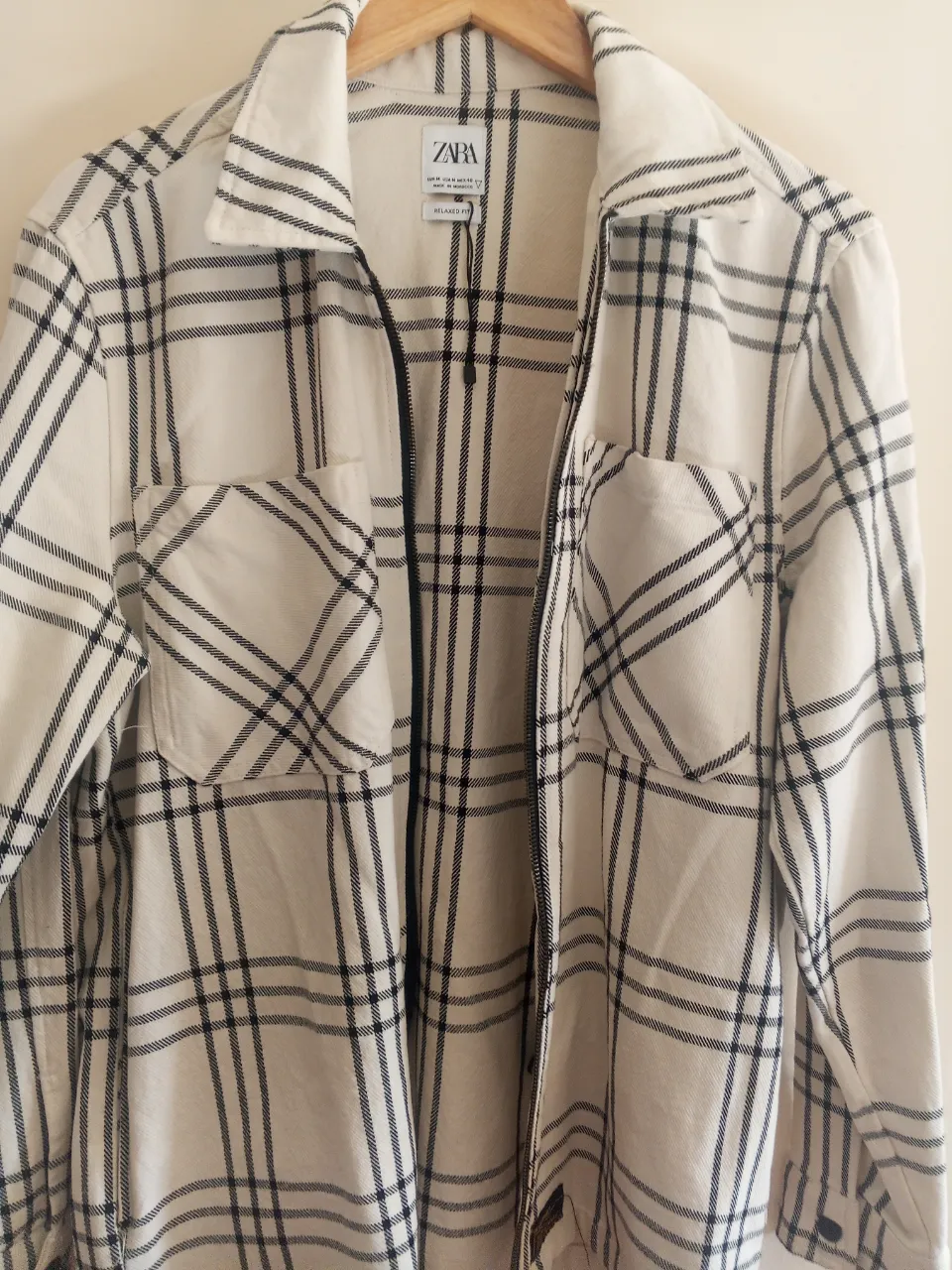 Camisa a cuadros de Zara, corte relajado, con cierre y dos bolsillos delanteros. Ideal para un look casual y moderno.