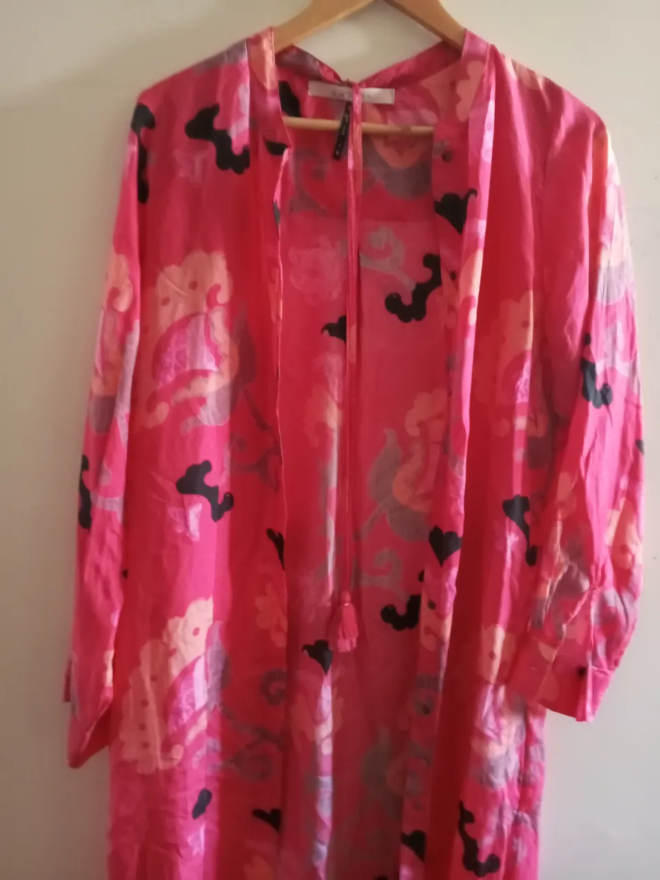 Kimono de seda rosa con estampado floral. Talle L. Marca Rapsodia. Ideal para un look bohemio y elegante.