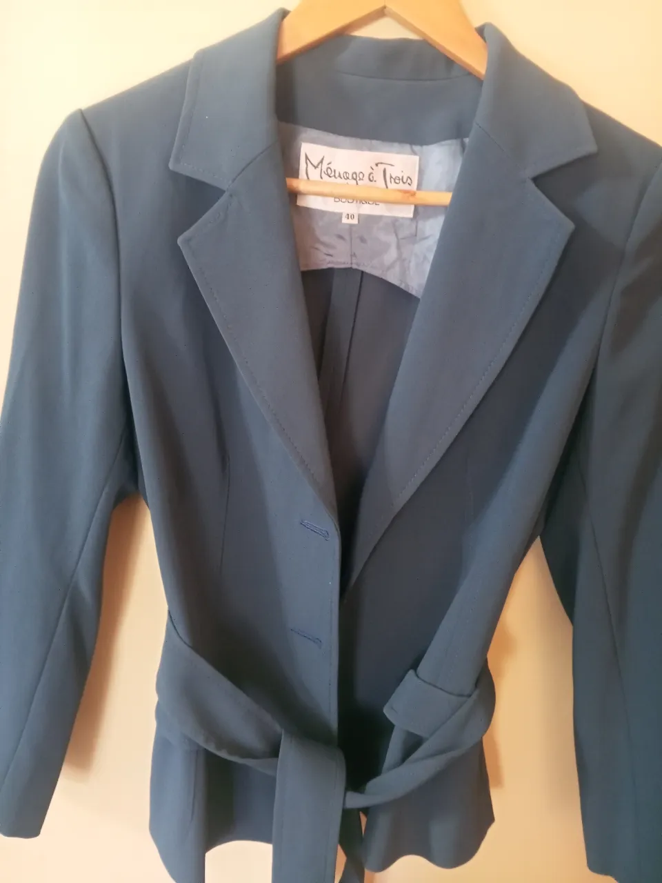 Blazer de mujer azul con cinturón. Talle 40. Marca Ménage à Trois.