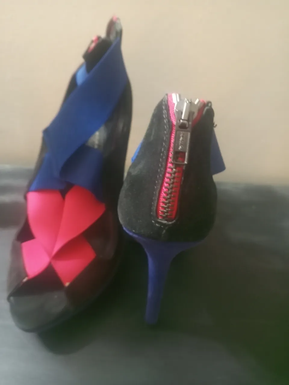 Tacos de mujer con diseño moderno y detalles en rojo y azul. Ideales para eventos especiales o para darle un toque sofisticado a tu look.