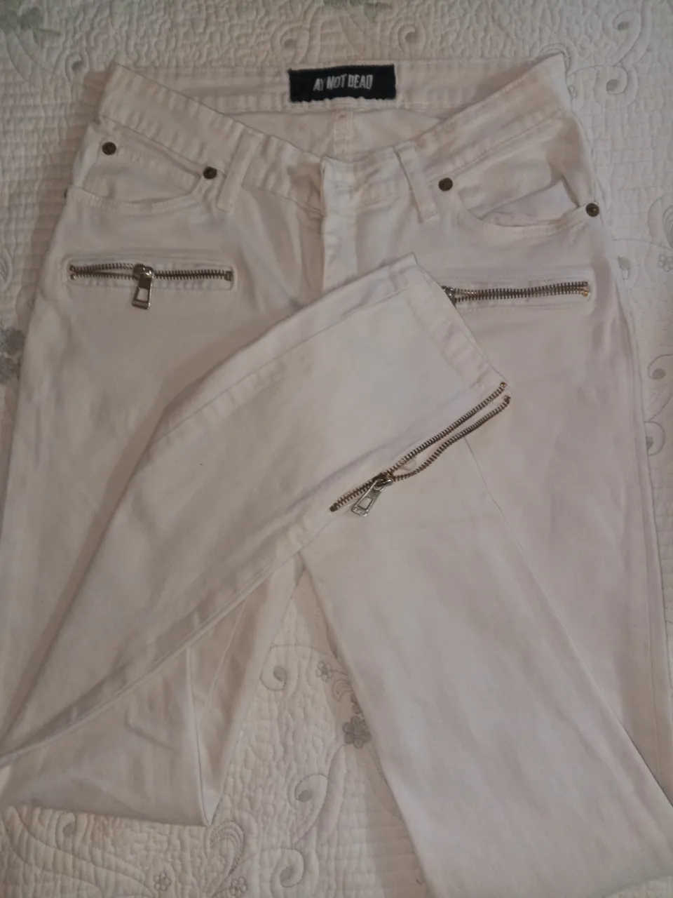 Jeans blancos de mujer con detalles de cierre en los bolsillos y en los tobillos. Marca AY NOT DEAD.,34cm de cintura  elastizado 