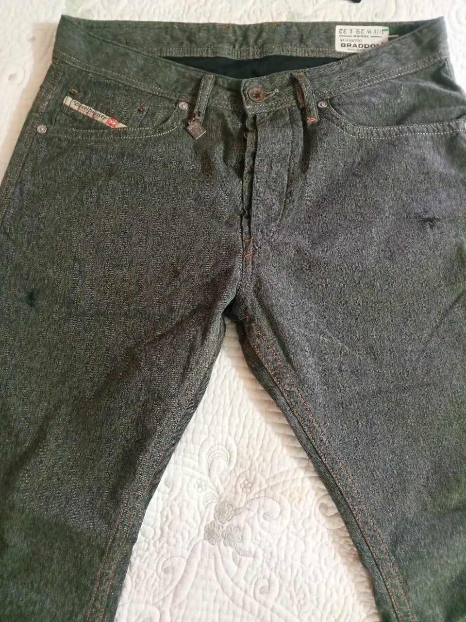 Jeans Diesel Braddom gris oscuro, corte recto, con detalles de costuras en naranja. Talle 29/32.  .40 CM de cintura y largo 94