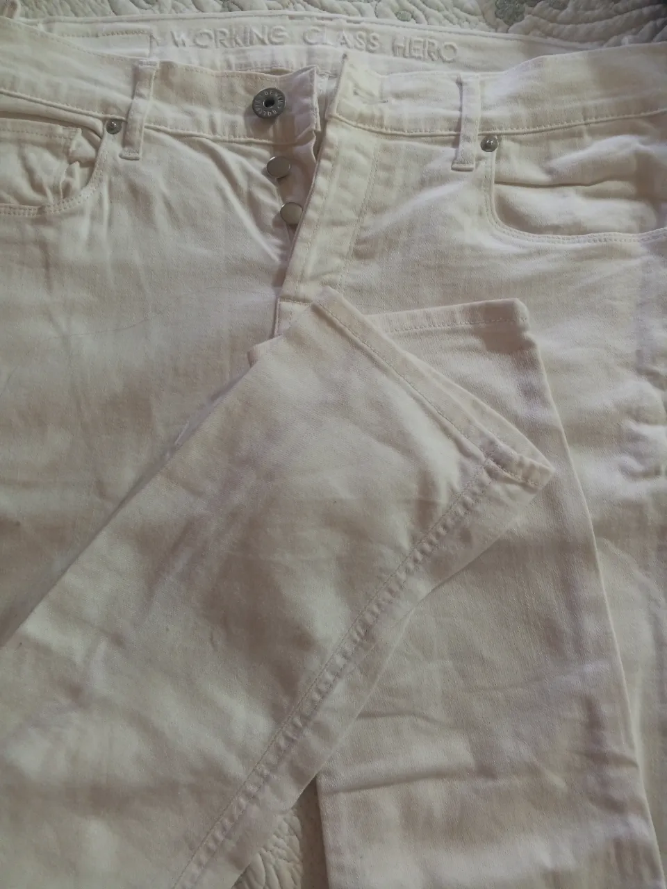 Jeans rectos de mujer, color blanco, con detalles de botones y bolsillo trasero con diseño. Marca Bolivia.43 CM de cintura 