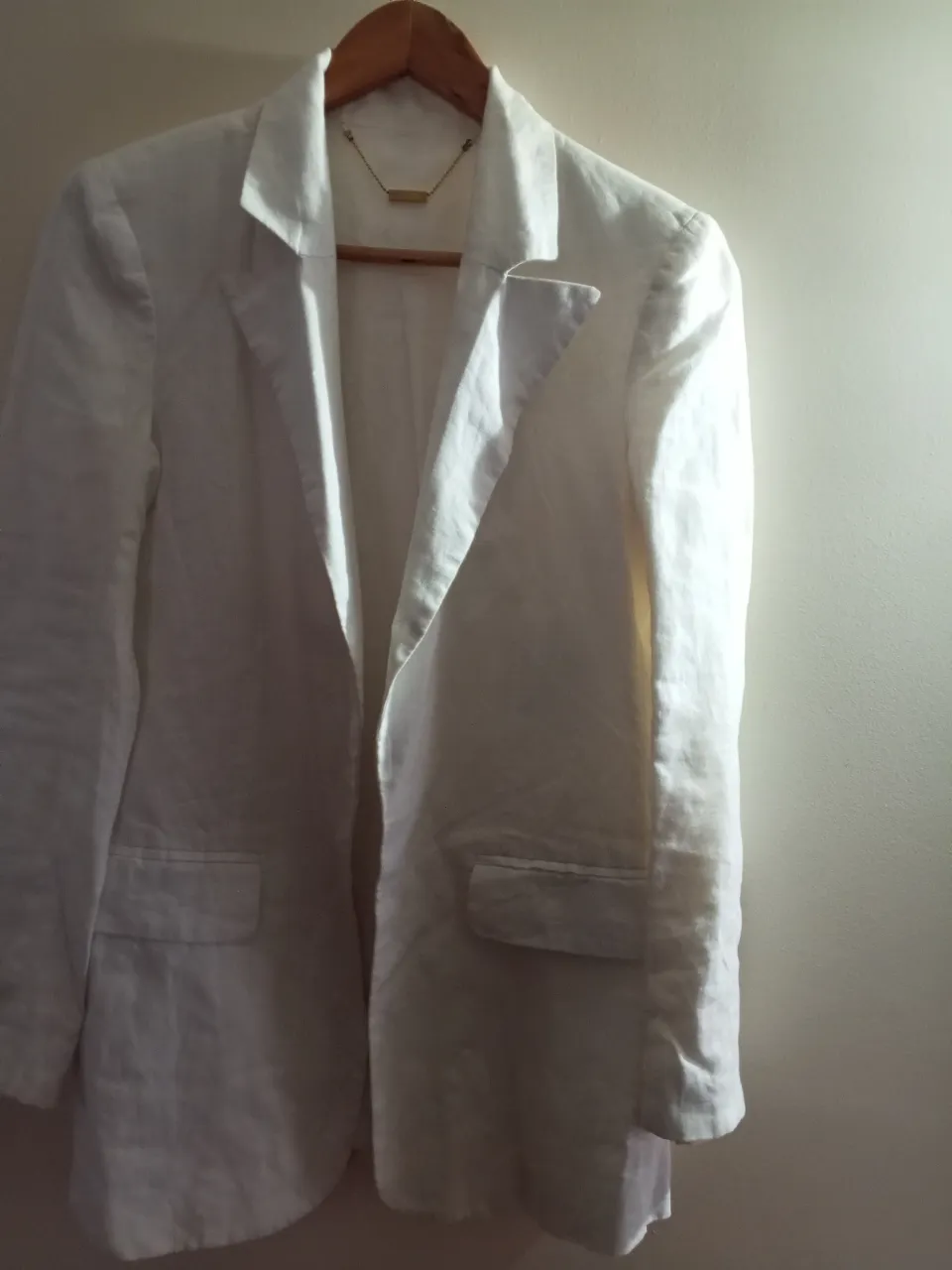 Elegante blazer blanco de lino para mujer, ideal para un look sofisticado y fresco. Perfecto para combinar con diferentes outfits, desde formales hasta casuales.