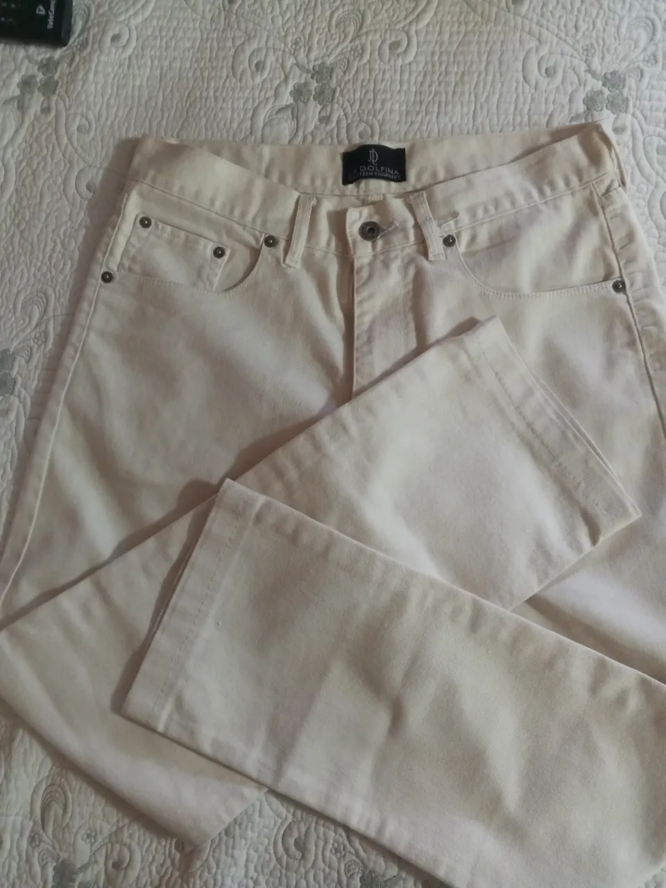 Jeans rectos color crudo de la marca La Dolfina, talle 30. Un clásico atemporal para cualquier guardarropa.41 de cintura y largo ,97 