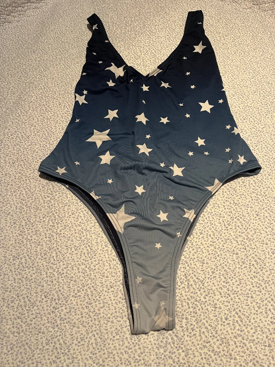 ¡Llevate este espectacular traje de baño entero con un diseño único de estrellas! Perfecto para destacar en la playa o la pileta. Su corte moderno y los detalles en la espalda lo hacen súper canchero. ¡Ideal para tus días de sol!