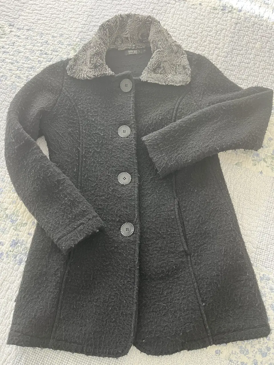 Tapado negro de Maria Sole, con cuello de piel sintética gris. Talle S, ideal para el invierno. Perfecto para un look elegante y abrigado.