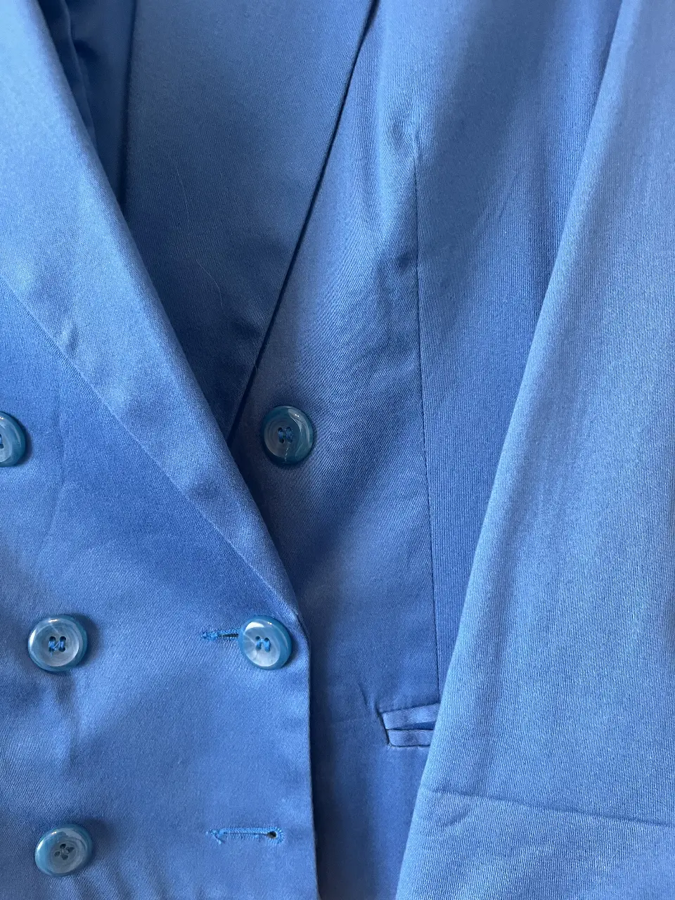 Elegante blazer azul, ideal para un look formal o de trabajo. Confeccionado en un tejido de calidad, este blazer ofrece un ajuste impecable y un estilo sofisticado. Perfecto para combinar con pantalones sastreros o faldas.