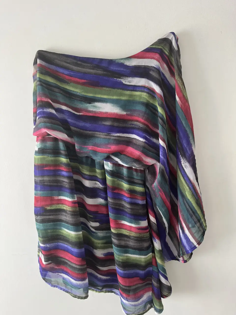 Vestido mini con diseño de rayas horizontales en tonos vibrantes. Ideal para un look fresco y moderno.