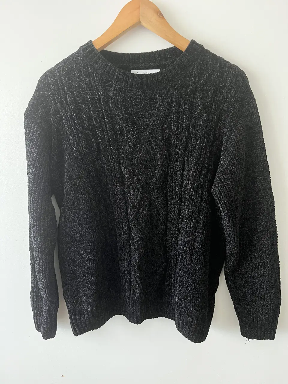 Sweater de mujer de color gris oscuro, tejido con textura de terciopelo. Ideal para un look casual y abrigado en invierno.