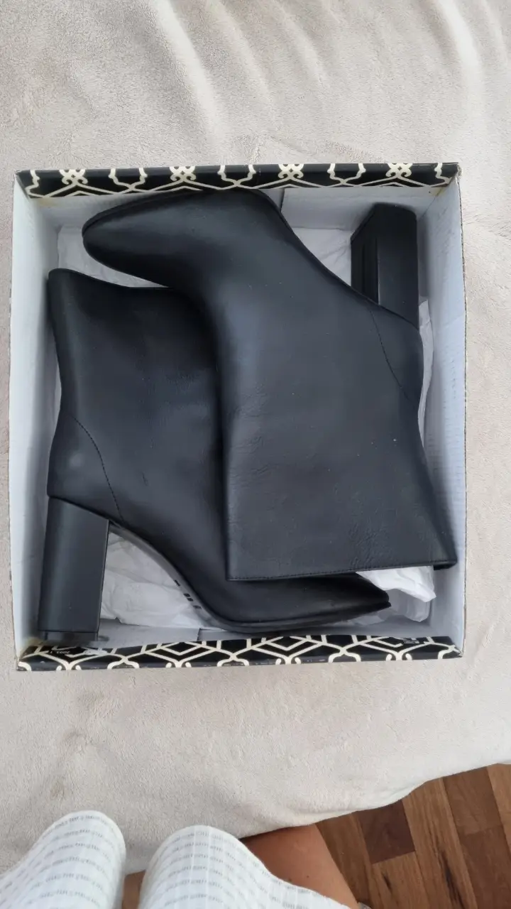 Botines negros marca paruolo de cuero con taco ancho. Ideales para un look elegante y moderno.