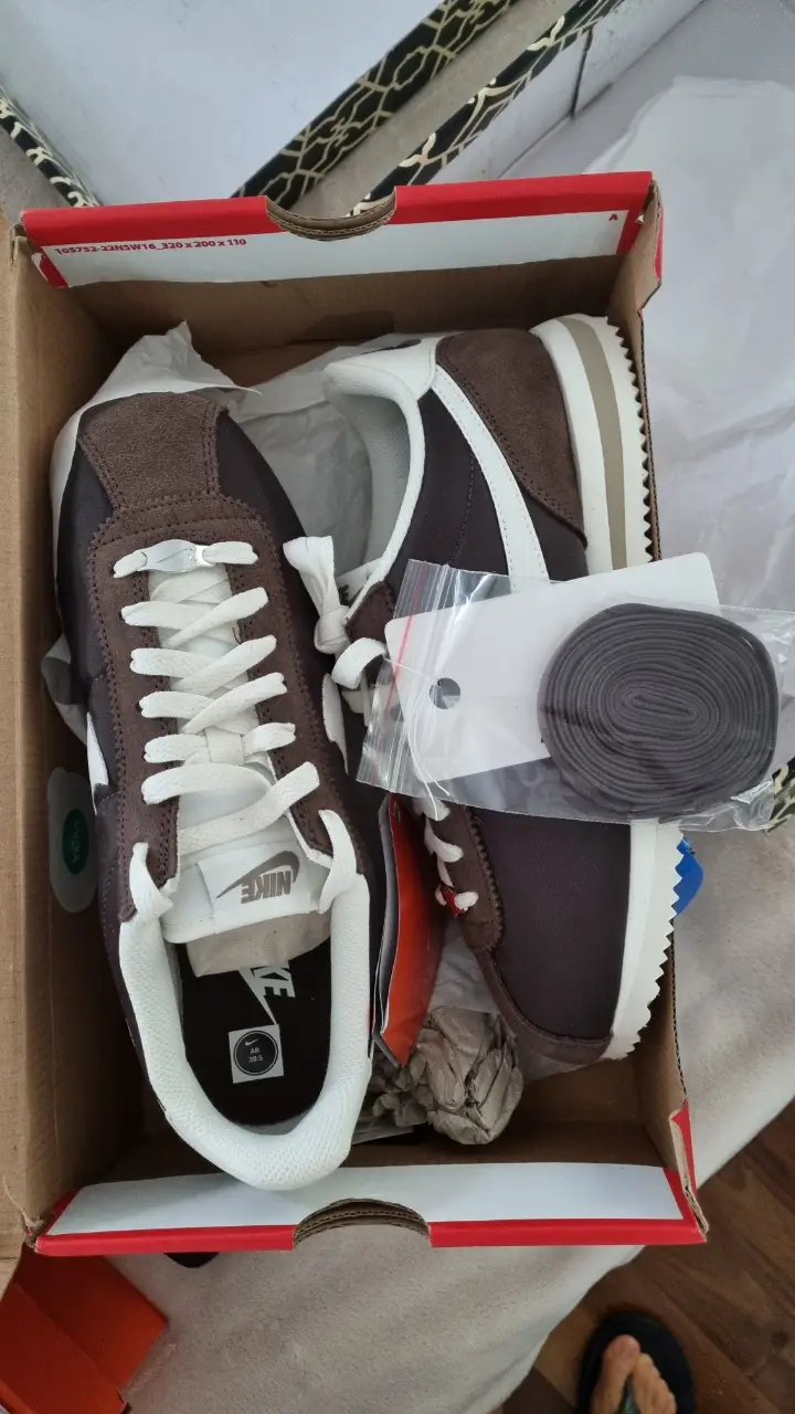 Zapatillas Nike Cortez en color marrón y blanco. Diseño clásico y atemporal, ideales para un look casual y cómodo.