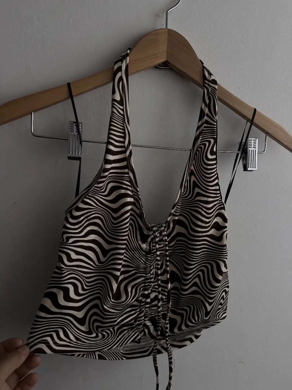 Top HyM con estampado de ondas en blanco y marrón, con detalle de fruncido y ajuste en el centro. Ideal para un look Y2K. 