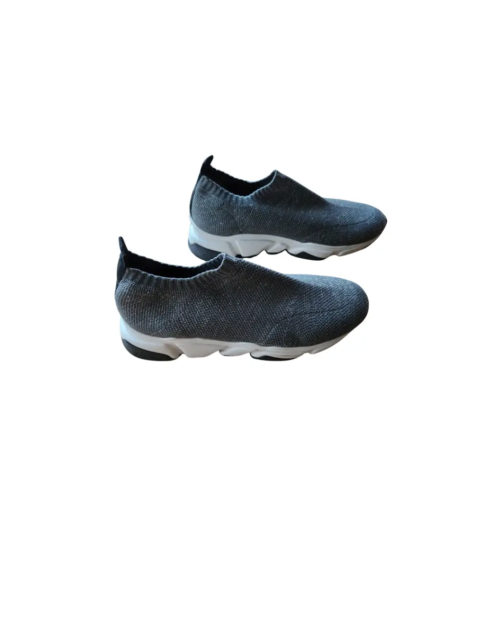 Zapatillas slip-on grises para mujer. Diseño moderno y cómodo, ideales para un look casual y urbano. Su tejido transpirable y su suela blanca ofrecen confort y estilo.