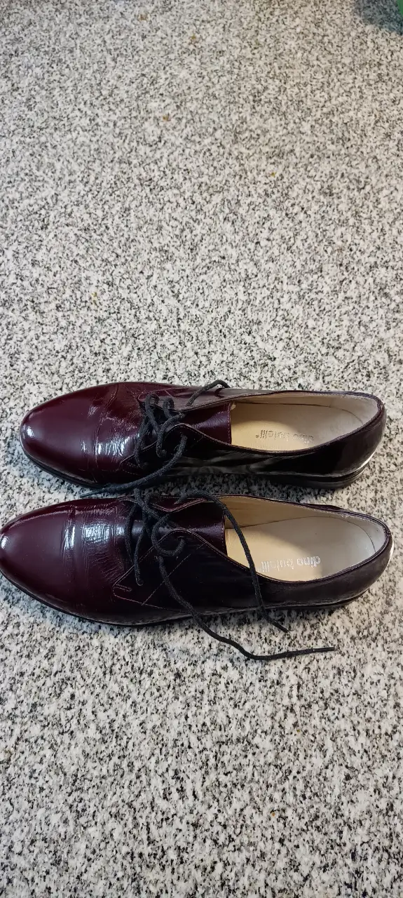 Zapatos de vestir color borgoña de charol, con cordones negros. Marca Dino Bulielli.