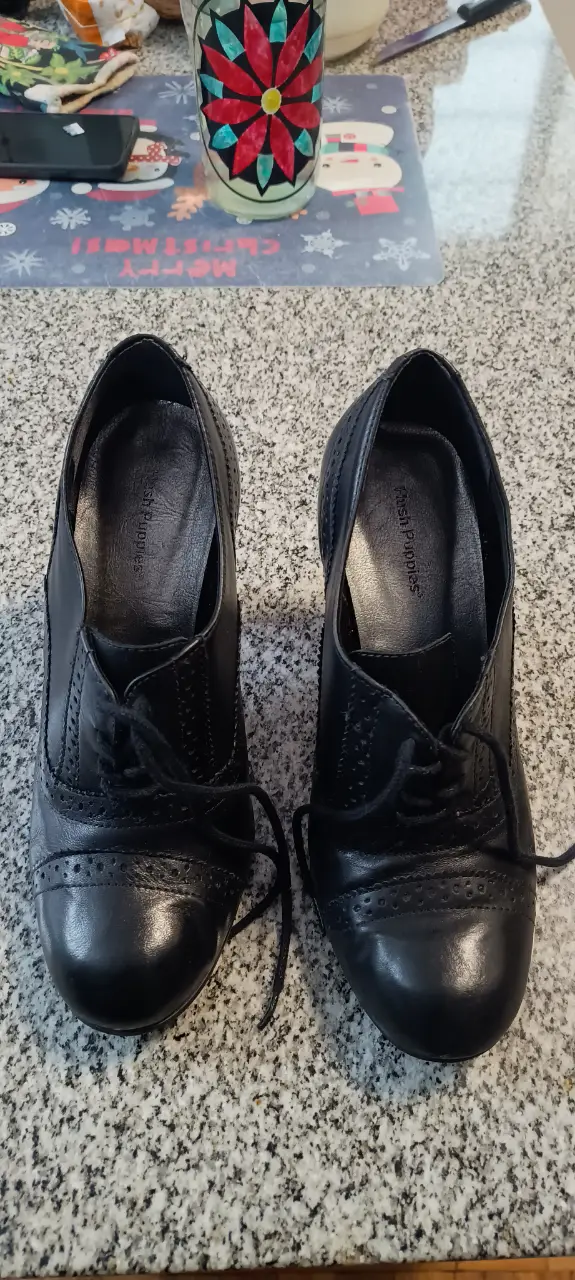 Botines de cuero negro de la marca Hush Puppies, con cordones y detalles de brogue. Talle 38, ideales para un look elegante y versátil.