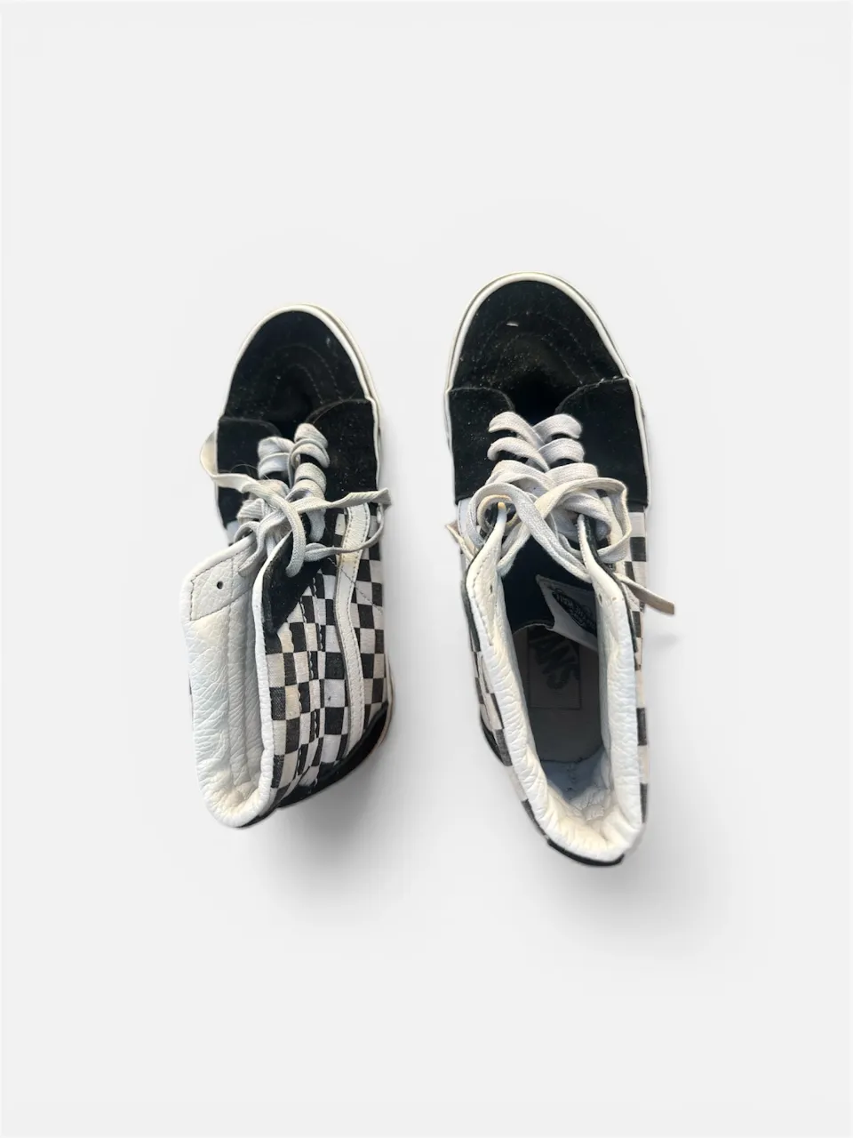 Zapatillas altas de lona con diseño a cuadros blanco y negro, ideales para un look urbano y canchero. Perfectas para el día a día.