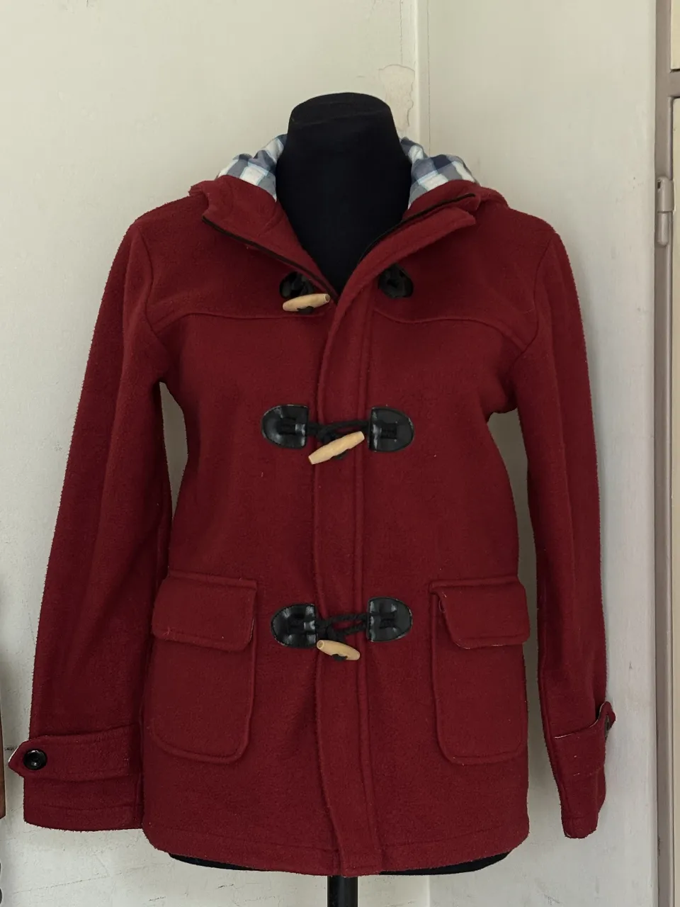 Tapado tipo duffle coat en color bordó, con capucha y detalles de madera y cuerp. Ideal para el otoño - invierno.

Medidas

Largo: 62cm
Ancho: 45cm
Mangas: 52cm