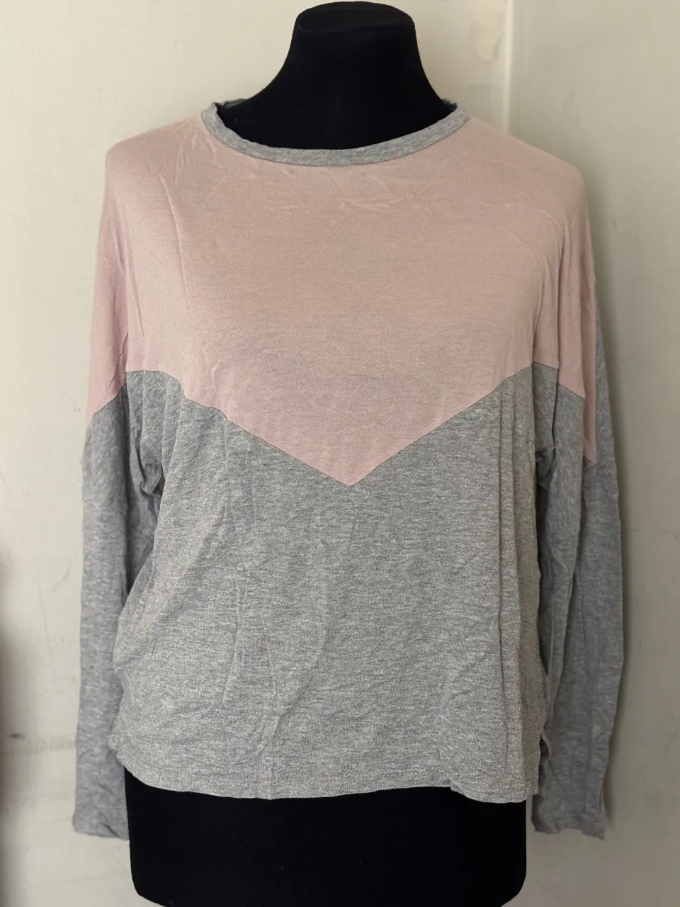Remera manga larga de mujer, con diseño en dos tonos, gris y rosa. Cuello redondo.

Medidas

Largo: 56cm
Ancho: 50cm
