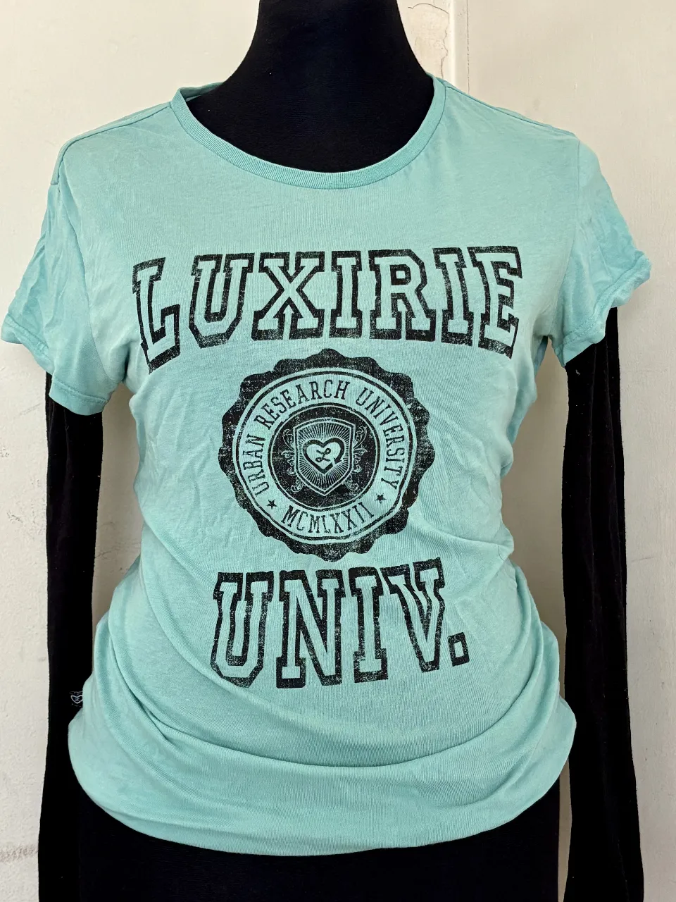 Remera verdeagua de manga corta estilo skater urban. Incluye mangas largas negras por debajo.

Medidas

Largo: 61cm
Ancho: 38cm
Mangas: 60cm