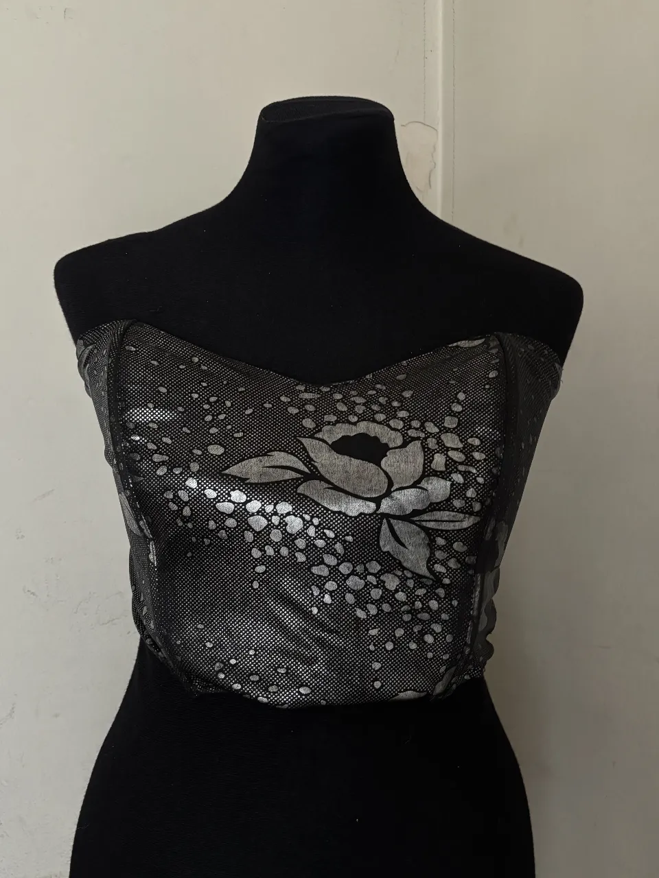 Corset strapless con estampado floral plateado metálico. Ideal para eventos especiales o salidas nocturnas.

Tiene abrojo al costado para cerrarlo y es elástico por detrás.

Talle de busto 90/95 en adelante