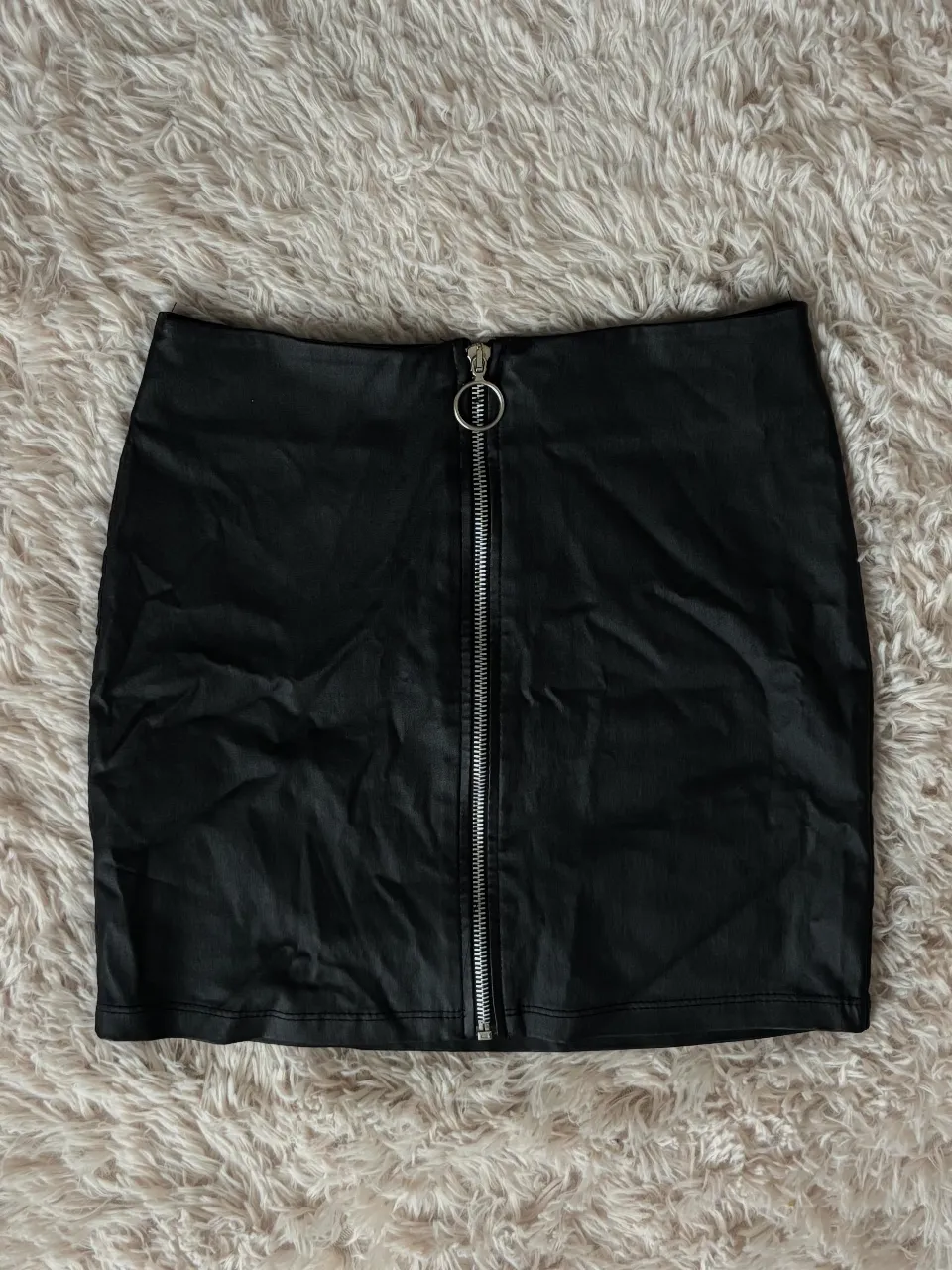 Minifalda negra de cuero sintético con cierre frontal. Ideal para un look moderno y audaz.

Medidas

Largo: 35cm
Ancho: 38cm