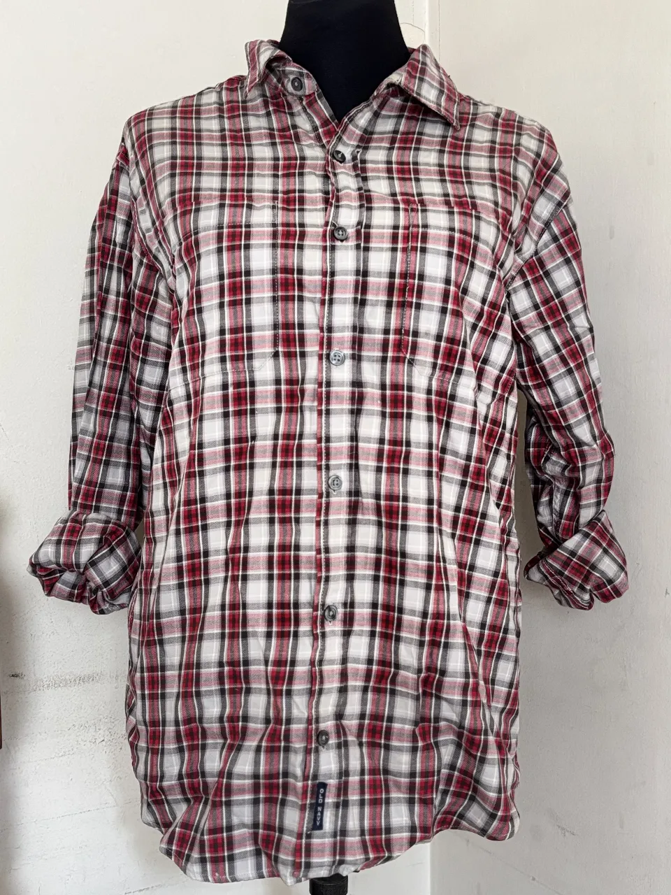 Camisa a cuadros roja y blanca de manga larga, ideal para un look casual y cómodo.

Medidas

Largo: 68cm
Ancho: 43cm
Mangas: 50cm
