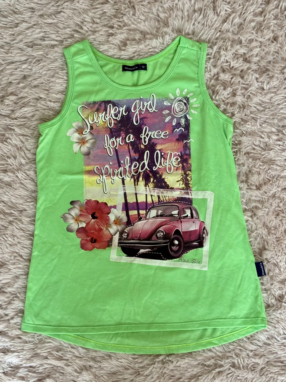 Musculosa de niña con estampado de "Surfer girl". Ideal para un look casual y fresco.

Medidas

Largo: 50cm
Ancho: 36cm a la cintura, 40cm a la cadera