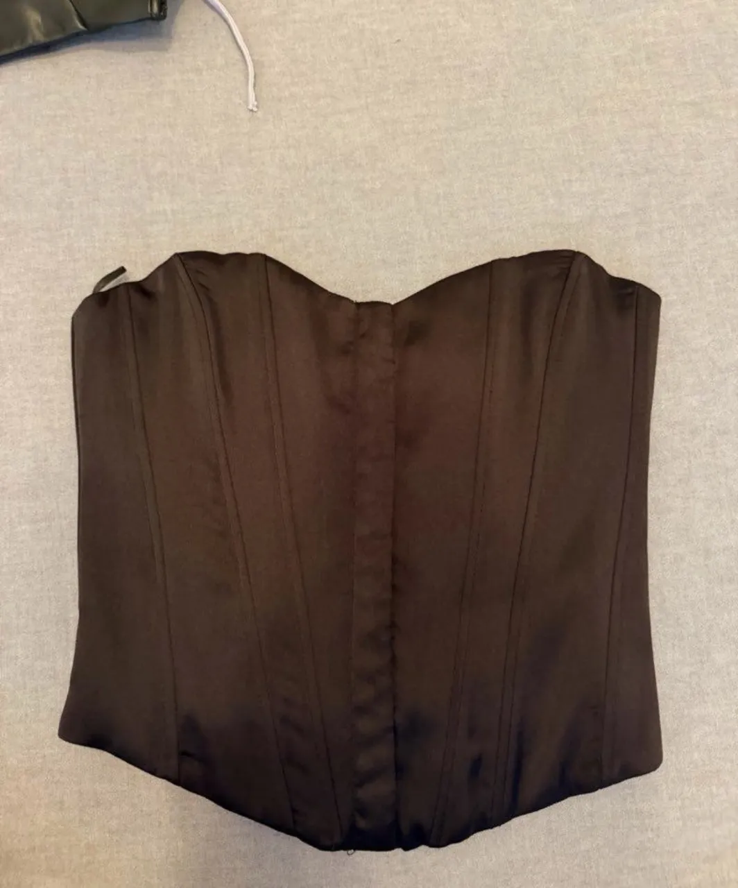 Corset top de satén negro con ballenas. 