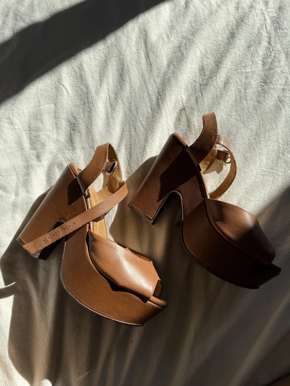 ¡Impresionantes sandalias de plataforma con taco! Un diseño súper chic y moderno en color suela, perfectas para darle un toque de estilo a cualquier outfit. Ideales para lucir espectacular en salidas o fiestas.