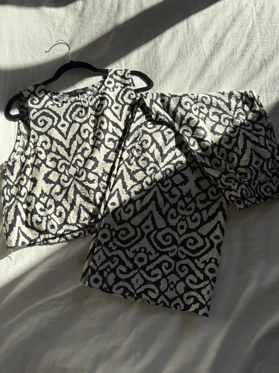 Conjunto de pantalón y top estampado en blanco y negro. El top es sin mangas y el pantalón es ancho con cintura elastizada. Ideal para un look relajado y canchero.