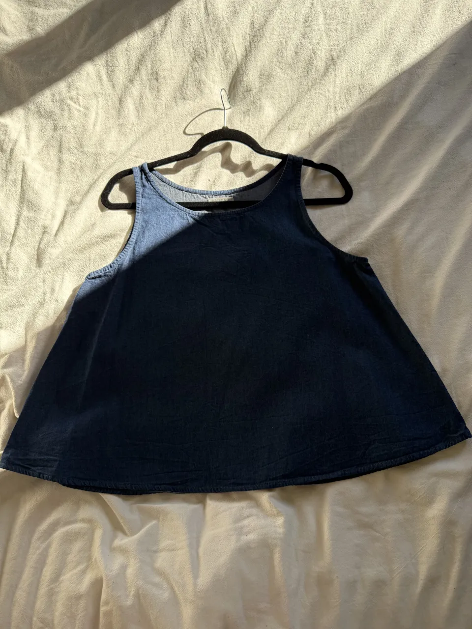 Musculosa de jean azul, súper fresca y cómoda. Ideal para el día a día o para un look relajado.