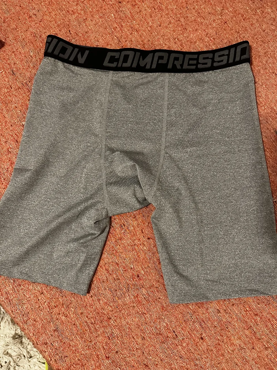 calzas de compresión para hombre, ideal para actividades deportivas. Confeccionado en tela elastizada, ofrece ajuste y comodidad. Talle L.
