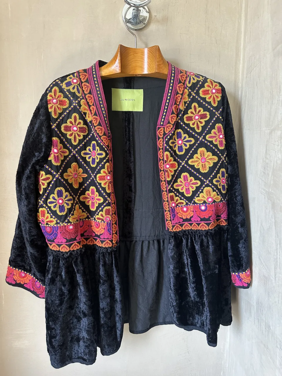 Campera boho negra con bordados coloridos y detalles de terciopelo. Un diseño único con un estilo bohemio y vibrante, ideal para darle un toque especial a cualquier outfit.