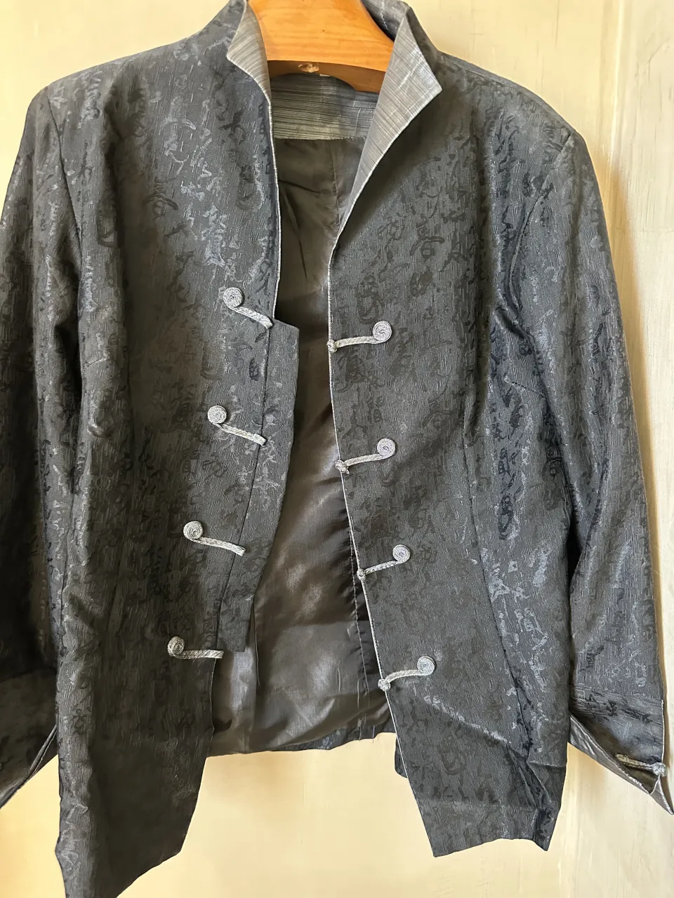 Chaqueta estilo oriental, traído de la China, con un estampado floral sutil en relieve y detalles de botones tipo nudo. Ideal para un look sofisticado y con un toque de distinción. Perfecta para eventos o para elevar un outfit casual.