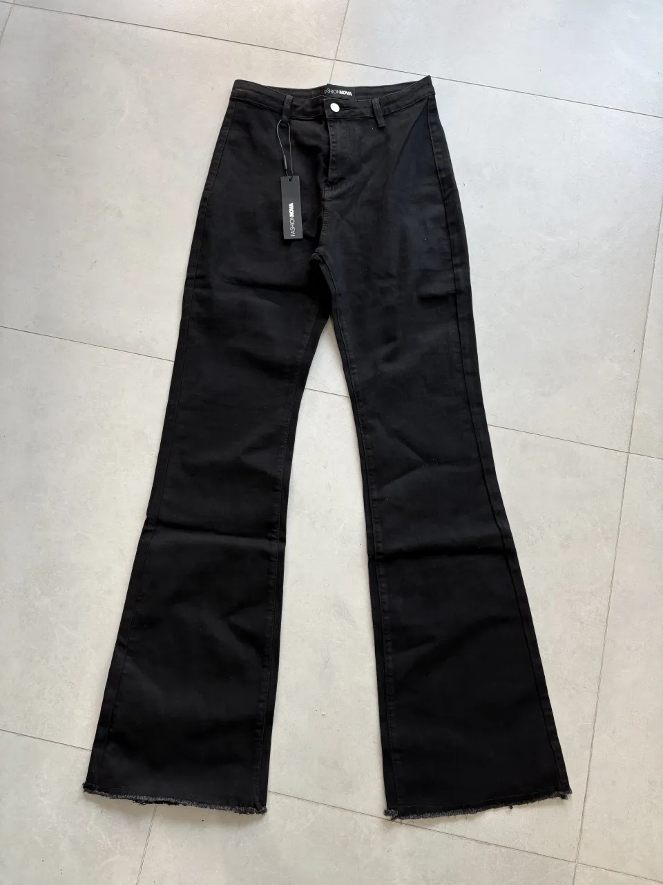 Pantalón de jean negro NUEVO, es un poco elastizado. Medidas:
cintura 37cm -cadera 51cm - tiro 32 cm - largo 119cm