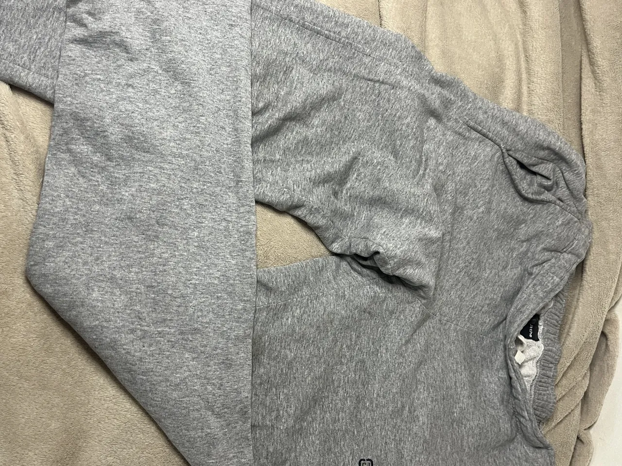 Pantalon de jogging gris, super comodo y canchero. Ideal para el dia a dia o para estar en casa. Tiene un pequeño logo bordado en el lateral.