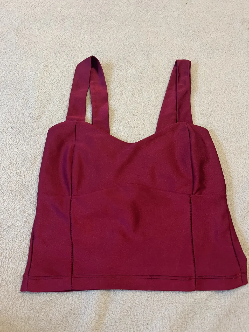 Top de color bordo con tiras anchas y escote en V. La parte trasera tiene elástico.