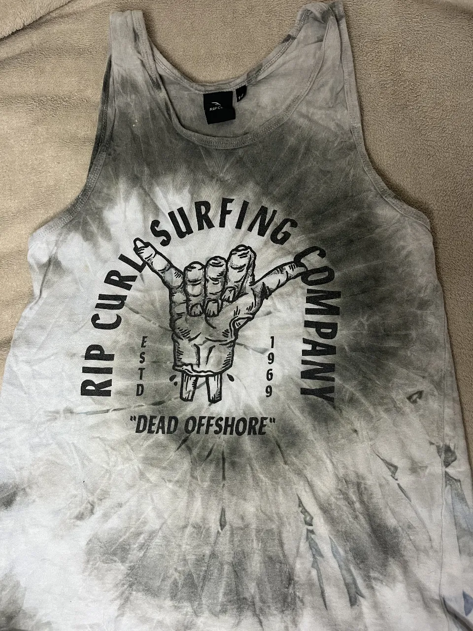 Musculosa de algodón con estampa.  Diseño tie-dye en tonos grises y blancos, ideal para un look relajado y playero.