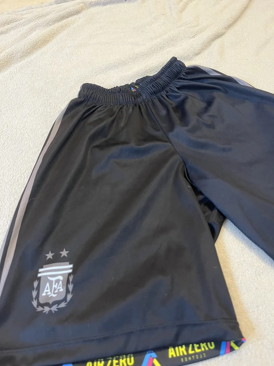 Shorts deportivos negros con detalles grises en los laterales y logo de la AFA. Cintura elastizada con logo de la marca en la parte interior. Es talle L pero es mas chiquito