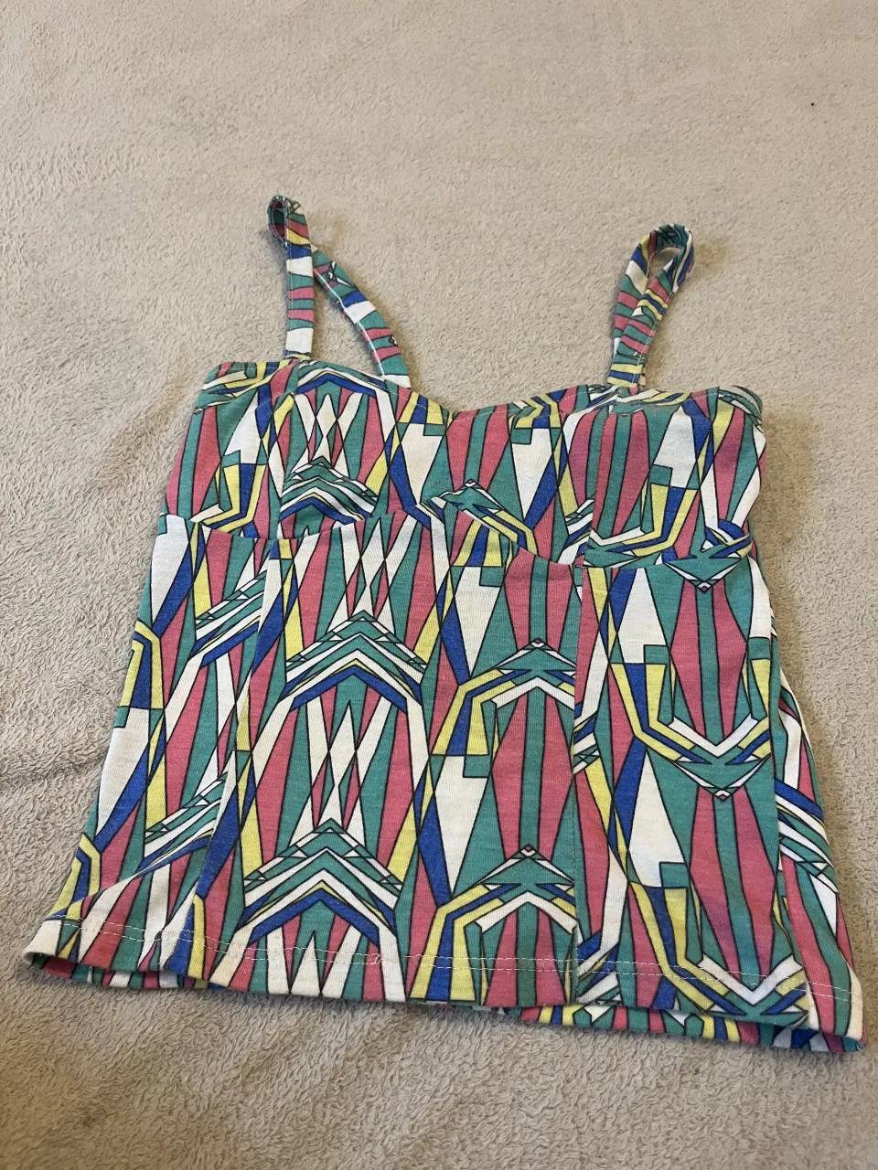 Musculosa estampada con breteles finos y escote recto. Posee un recorte en la espalda.