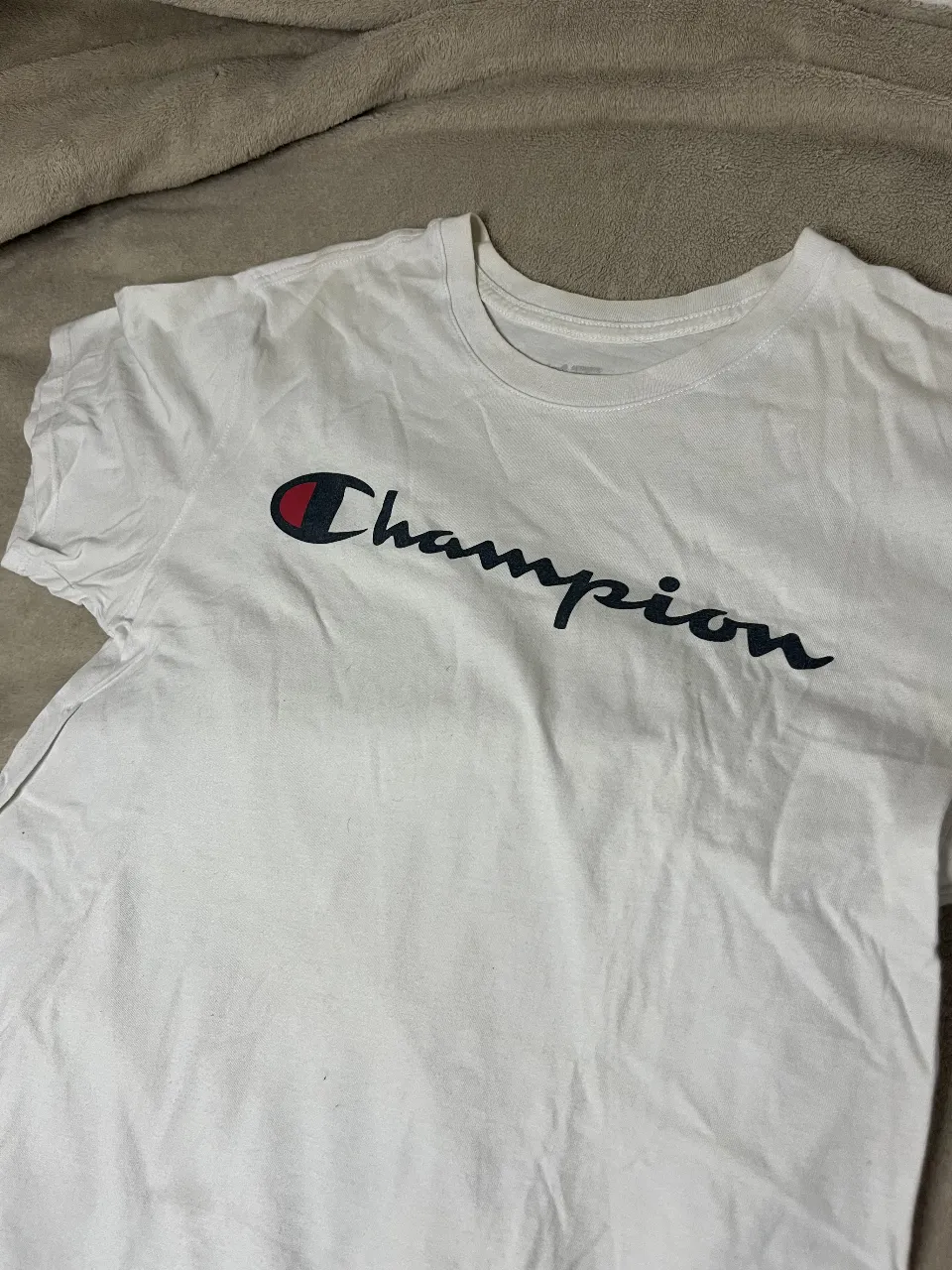 Remera blanca de manga corta con el logo de Champion en el frente. Ideal para el día a día, super cómoda y canchera.