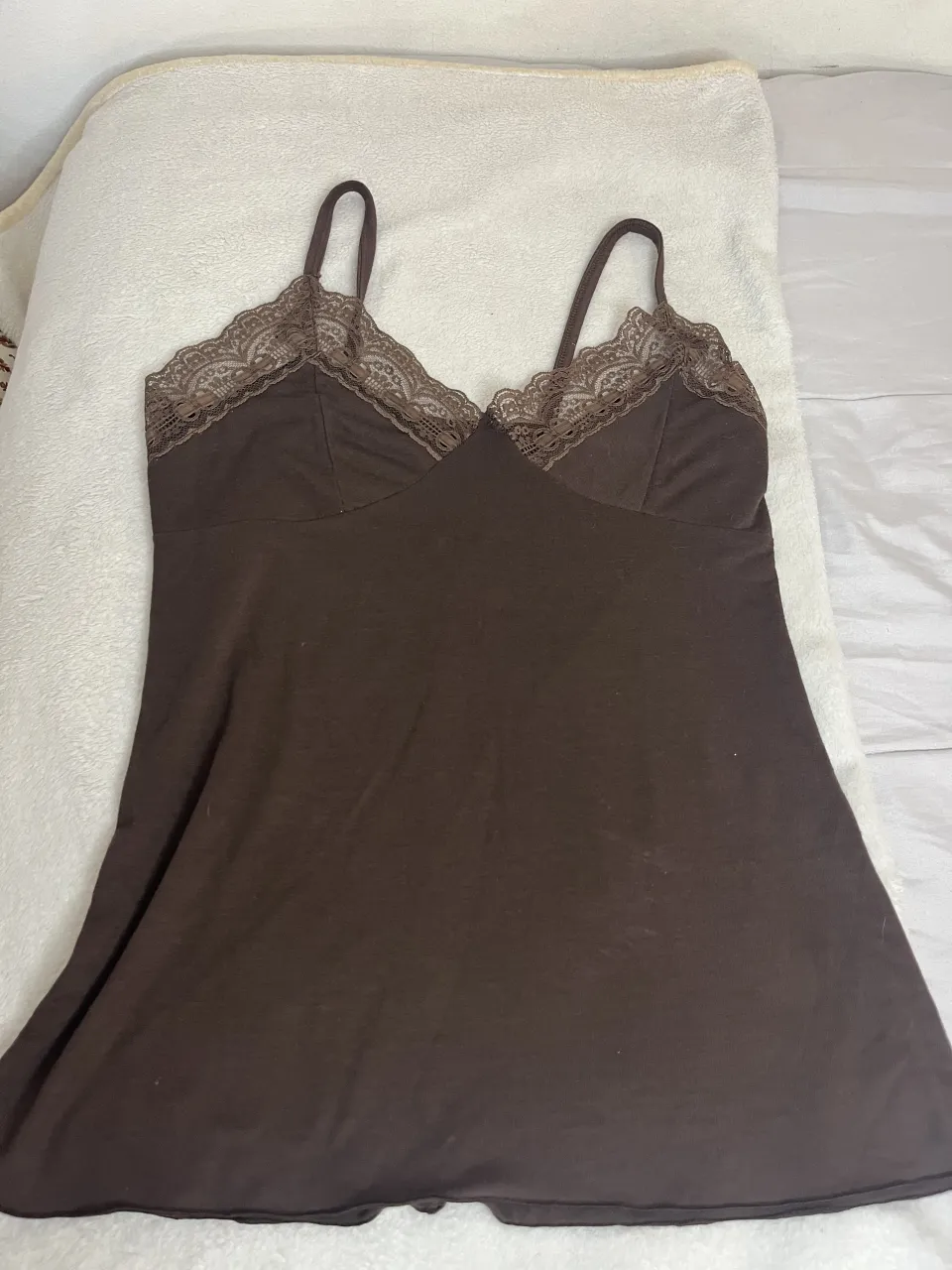 Remera de tiras  marrón con detalles de encaje en el escote. Breteles finos. Ideal para usar como prenda interior o como top casual.