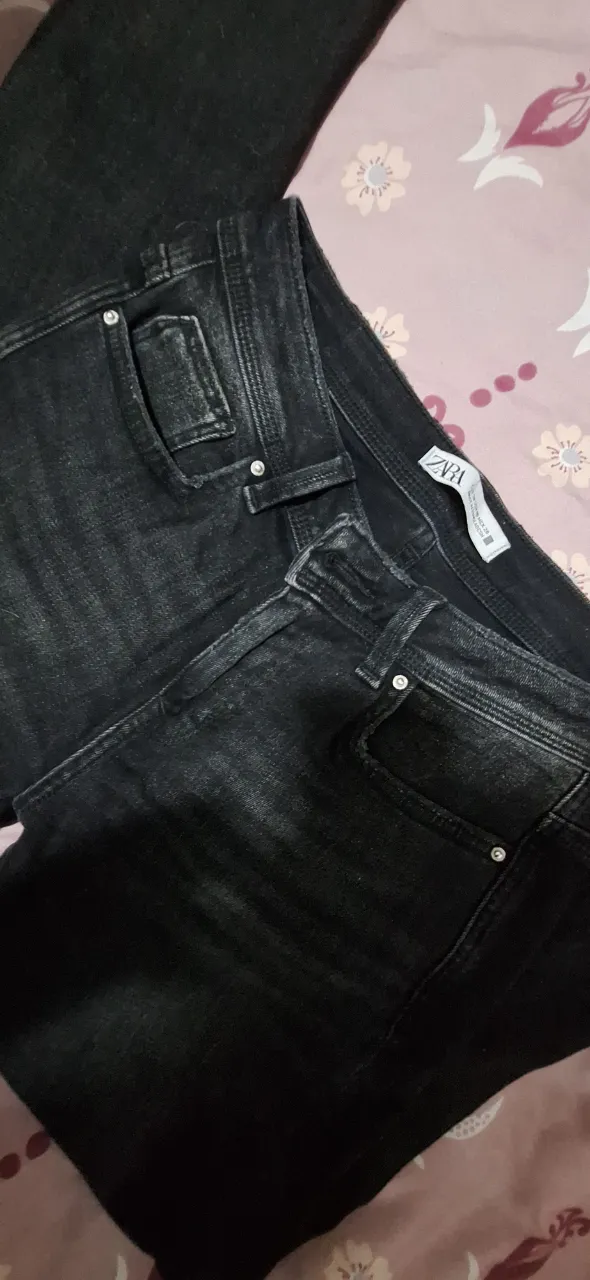 Jeans de mujer negros, corte recto, tiro medio. Un clásico versátil para cualquier ocasión.