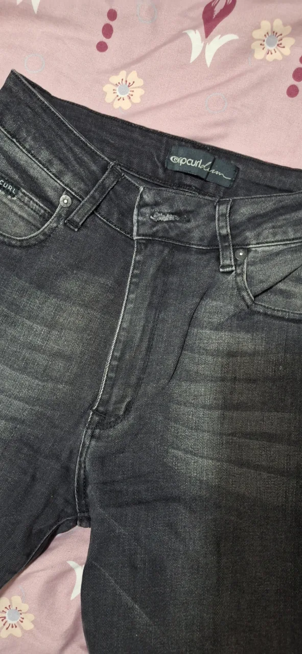 Jeans rectos de mujer, color gris oscuro, de la marca Rip Curl. Talle 38. Perfecto para un look casual y moderno.