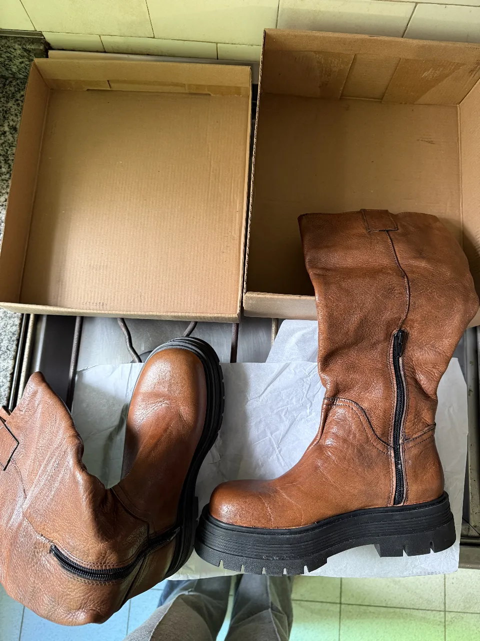 Botas de cuero marrón con suela de goma negra. Caña alta con cierre lateral y plataforma. Ideales para un look moderno y canchero.