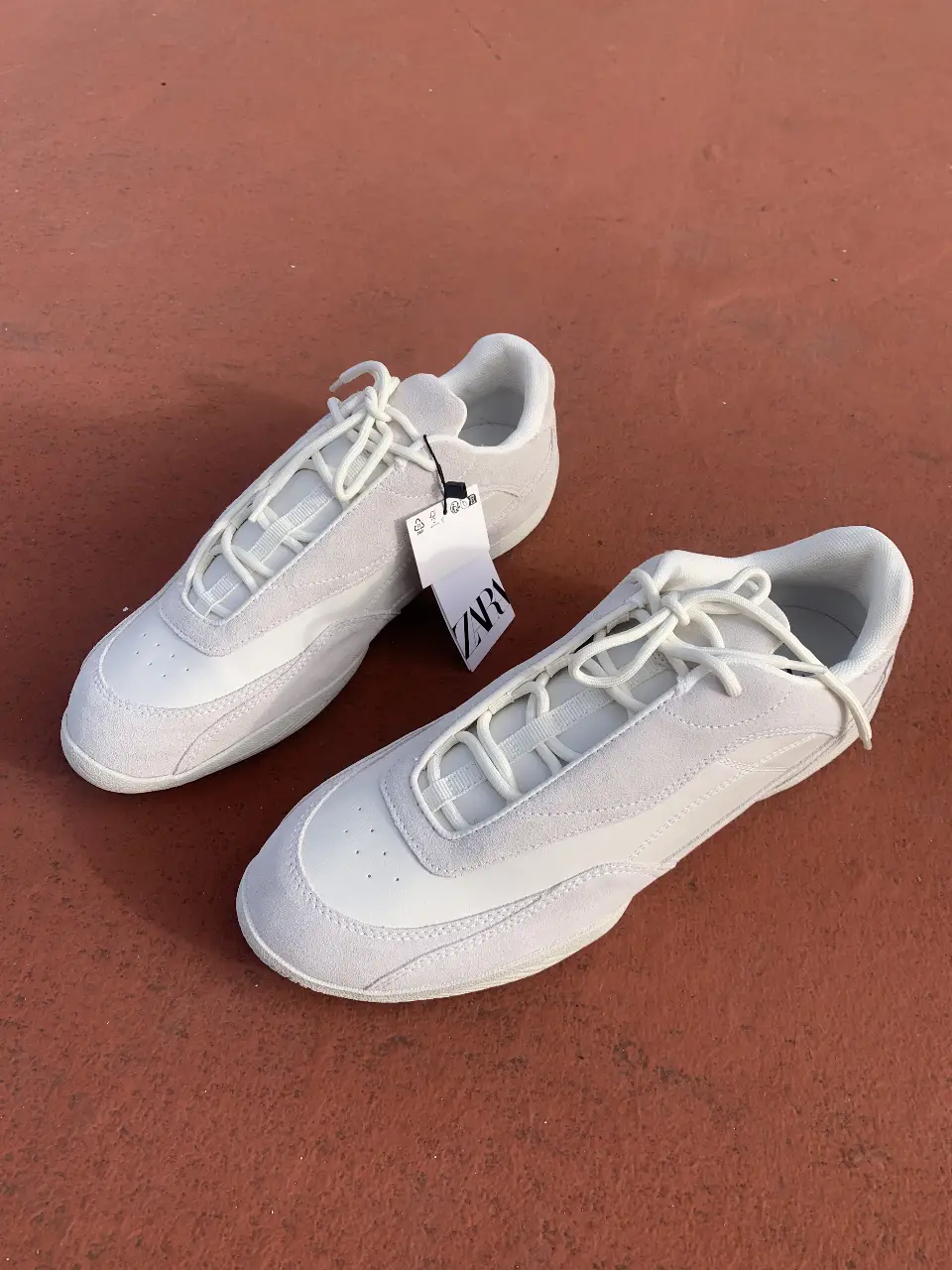 Zapatillas blancas Zara, con detalles en gamuza.  IMPORTADA / EDICION LIMITADA