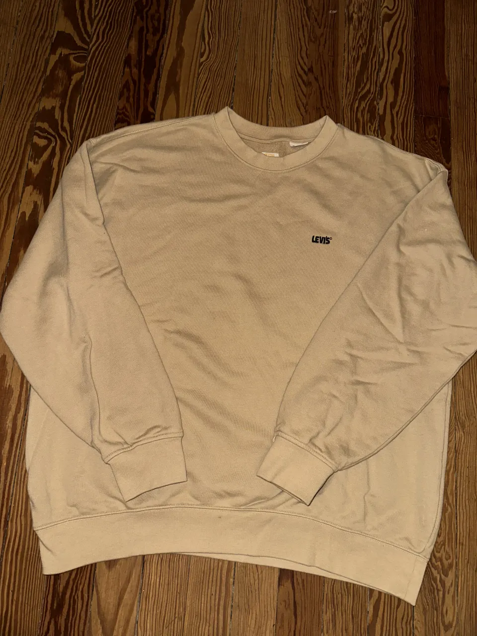 Buzo de algodón Levis color beige con logo de la marca bordado en el frente.